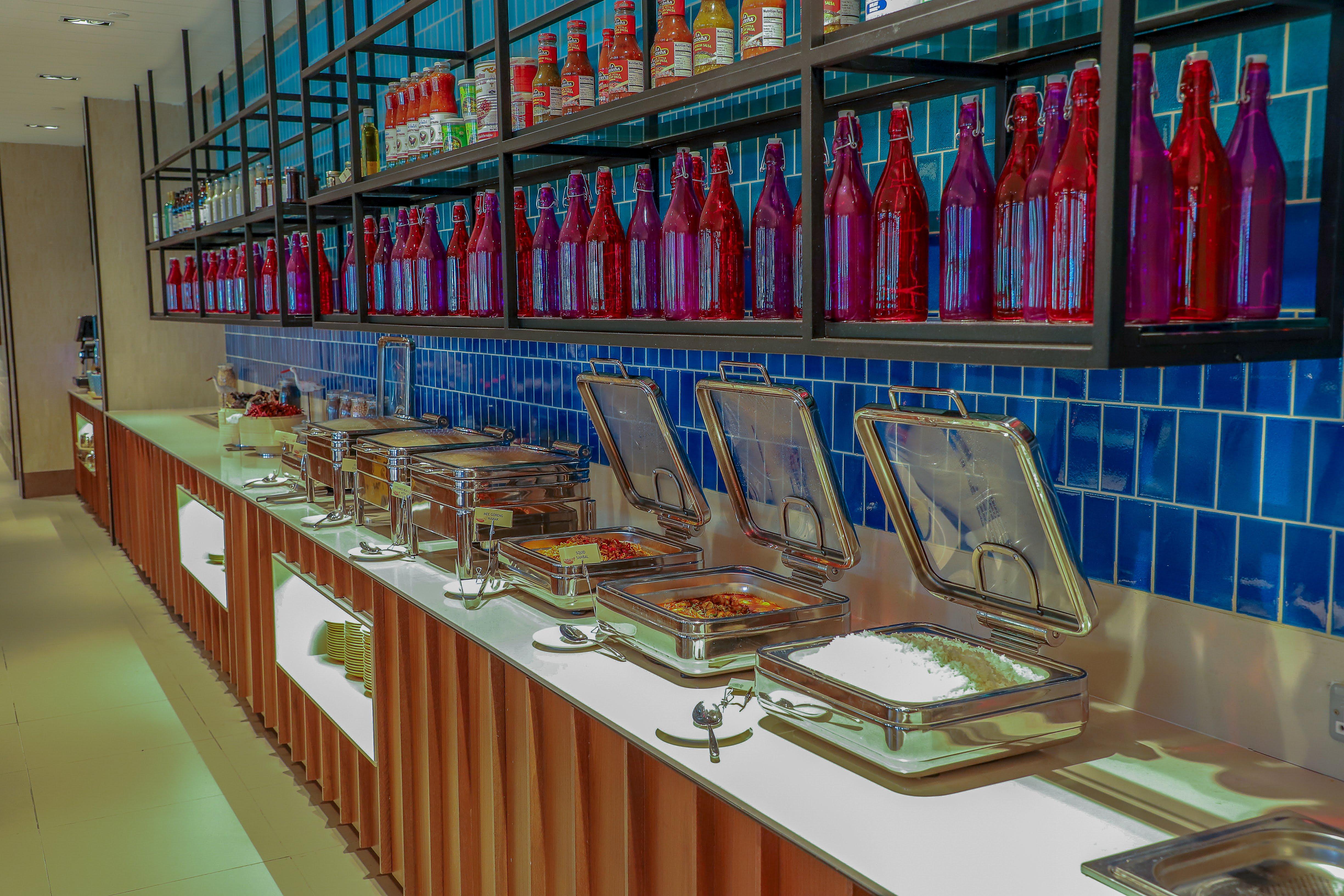 Hard Rock Hotel Desaru Coast Esterno foto A buffet at a restaurant