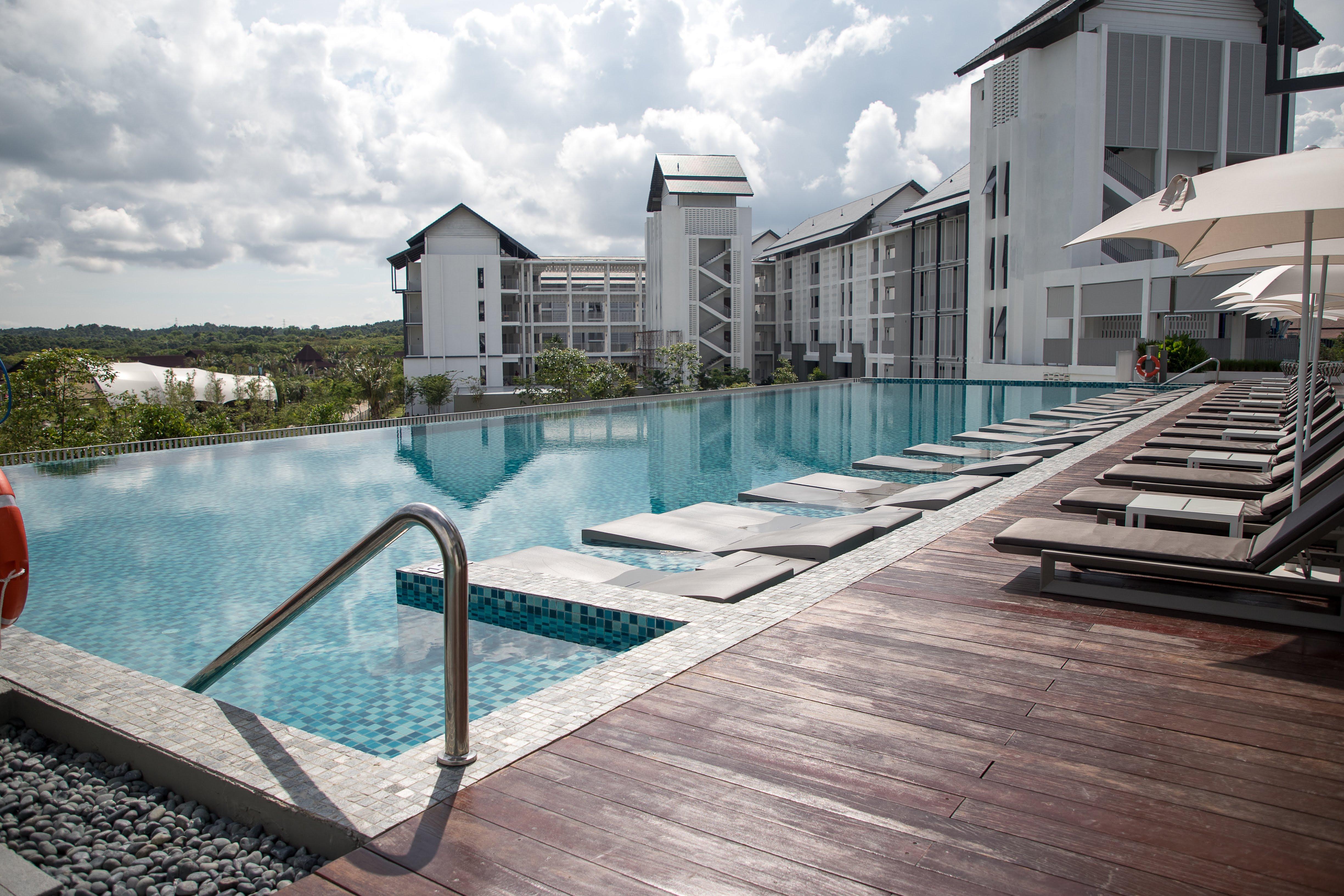 Hard Rock Hotel Desaru Coast Esterno foto The swimming pool at the resort