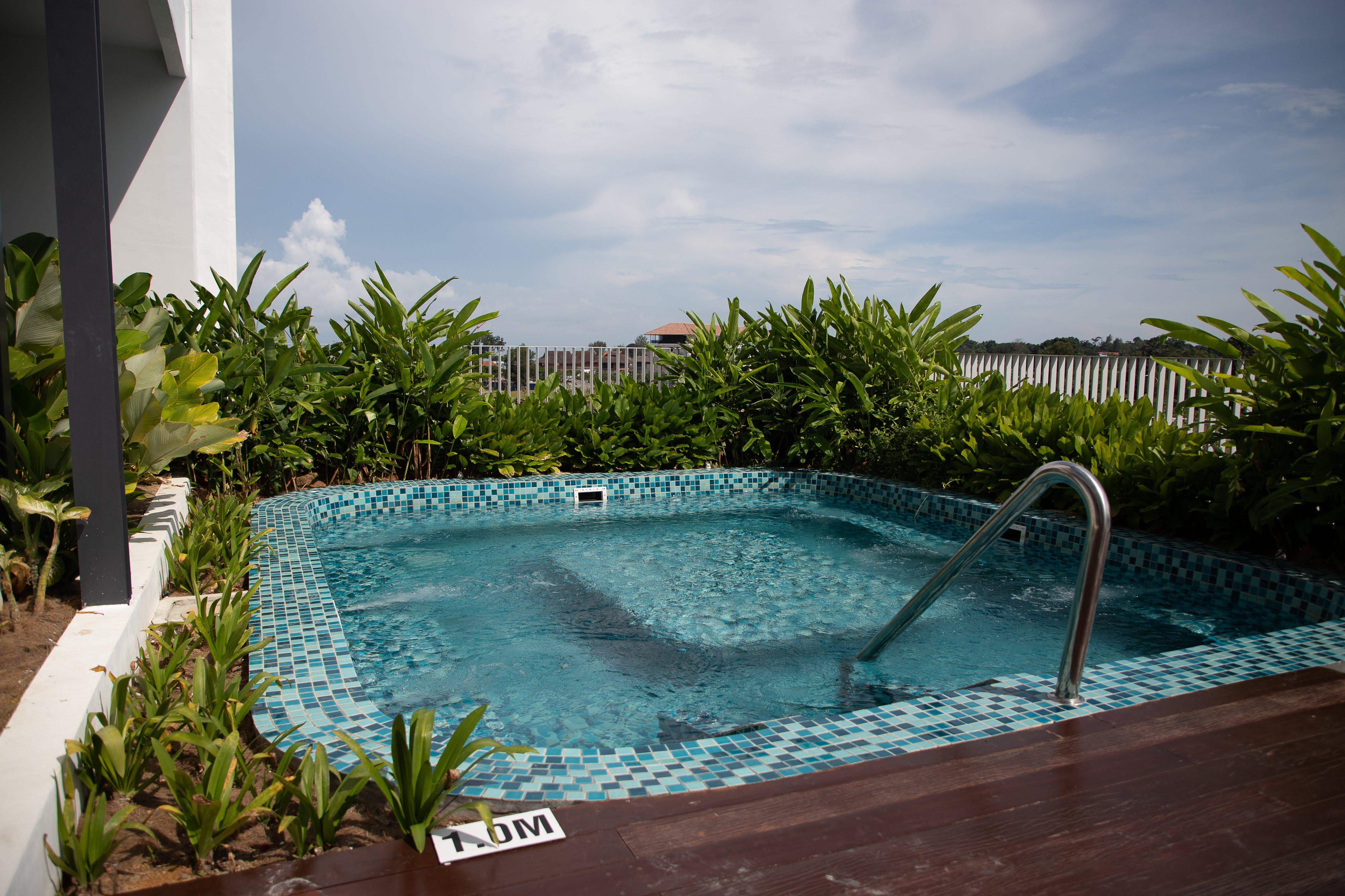 Hard Rock Hotel Desaru Coast Esterno foto A rooftop swimming pool in Singapore