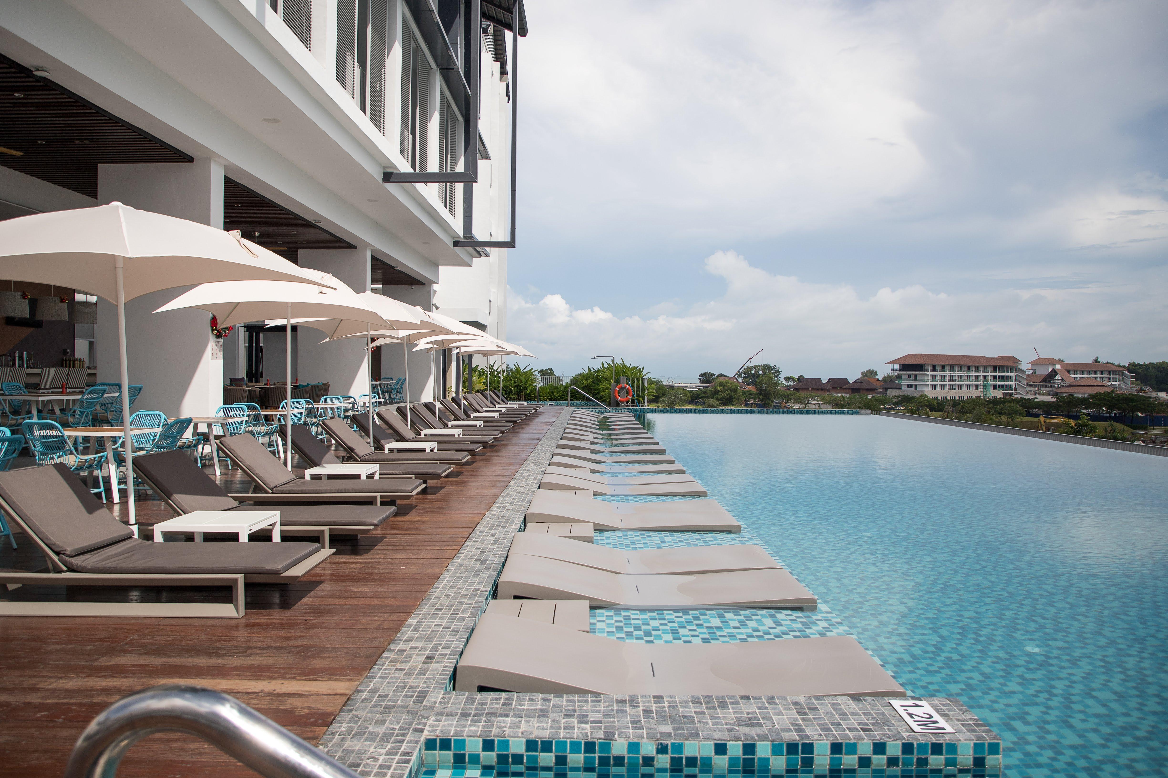 Hard Rock Hotel Desaru Coast Esterno foto Infinity pool at the hotel
