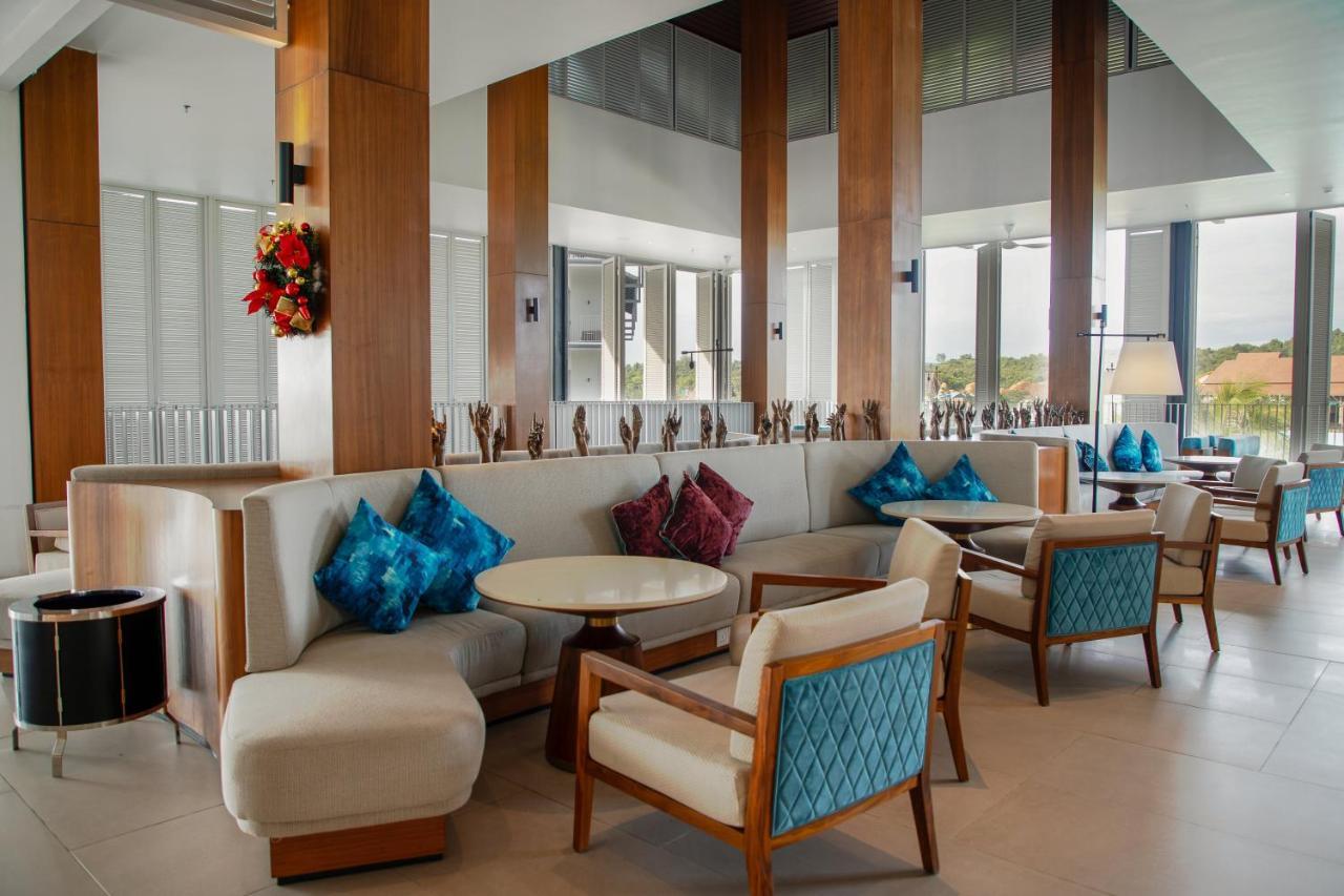 Hard Rock Hotel Desaru Coast Esterno foto The lounge at the airport