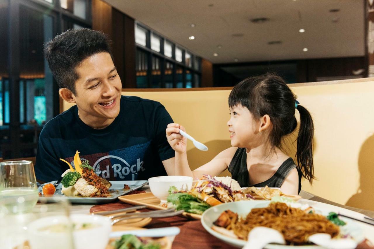 Hard Rock Hotel Desaru Coast Esterno foto A father and daughter at a restaurant