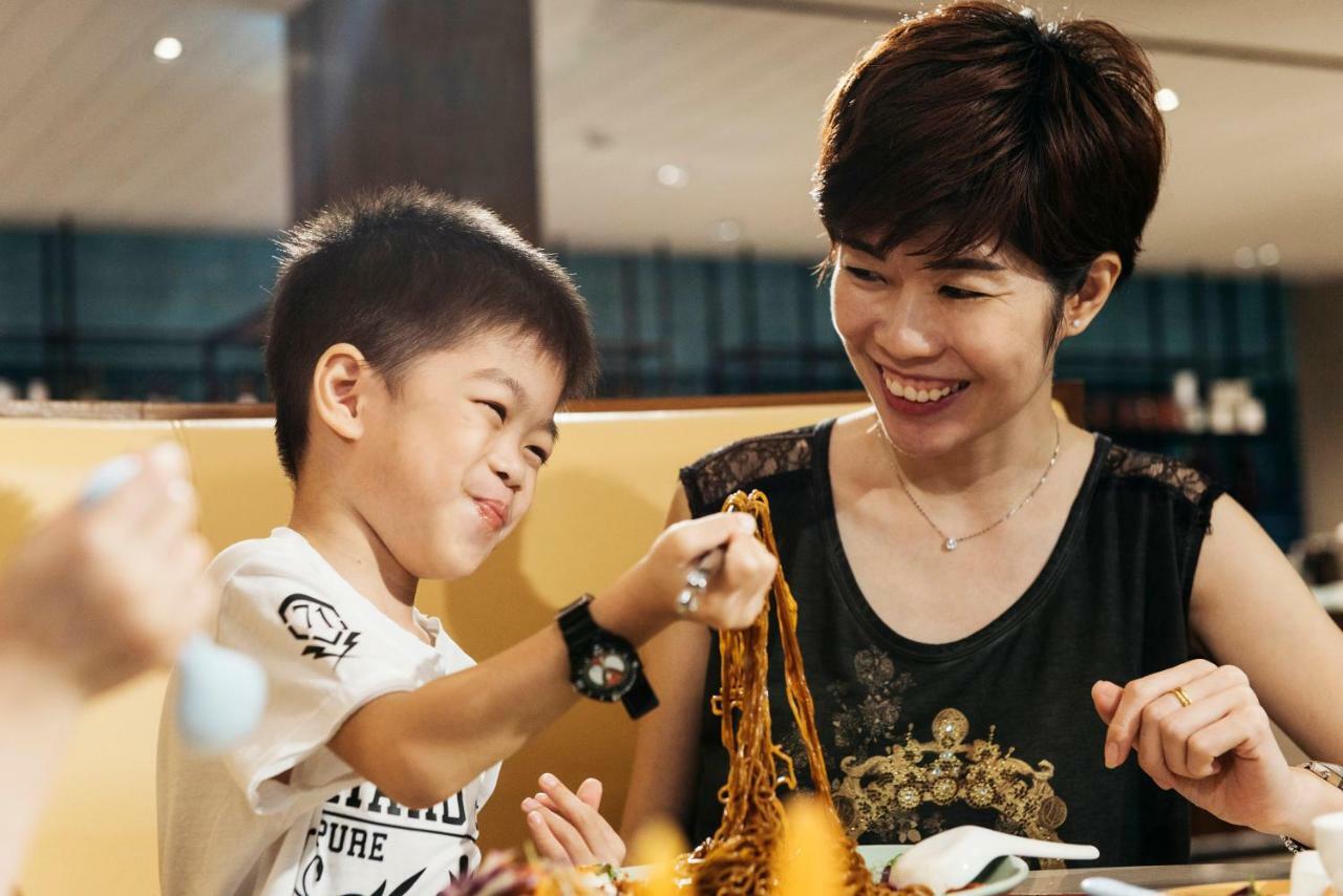 Hard Rock Hotel Desaru Coast Esterno foto A mother and child eating mee siam