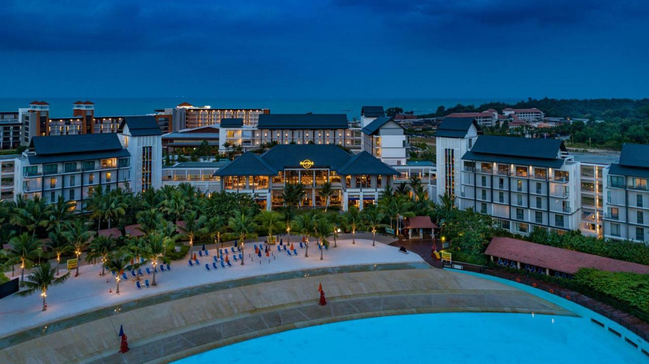 Hard Rock Hotel Desaru Coast Esterno foto The Village